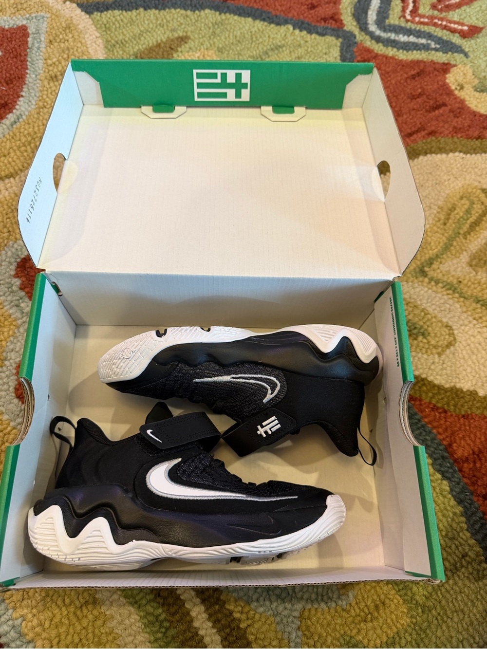 BNIB 👟👟Nike Kids Black and White Giannis Athletic Sneakers. Size 12c